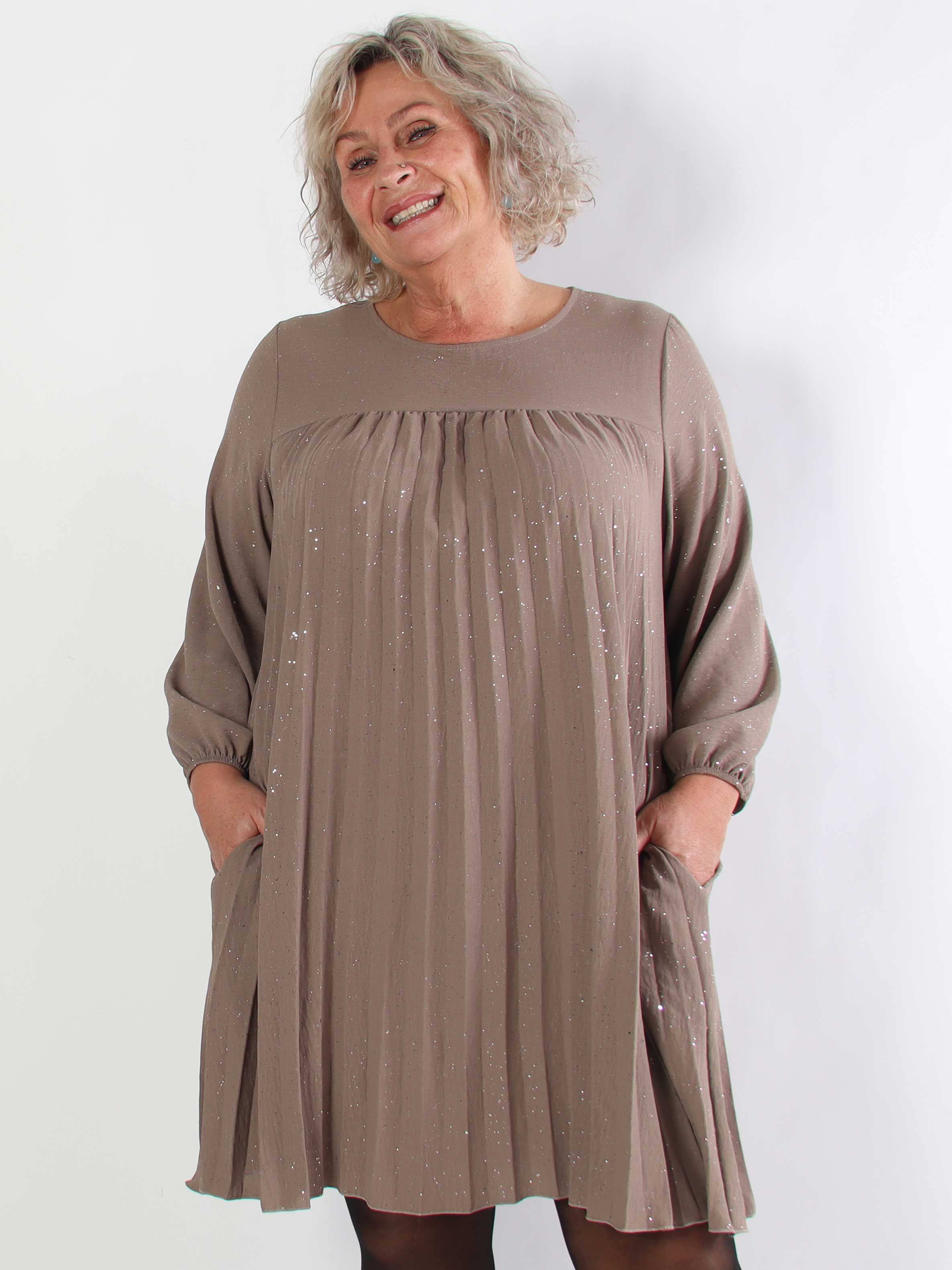 Nancy Glitter Short L/S - Plisserad plus size klänning med fickor och glitter